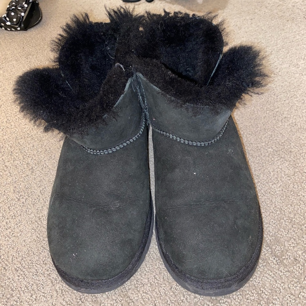 Kids 4/Women’s 6 Black Uggs